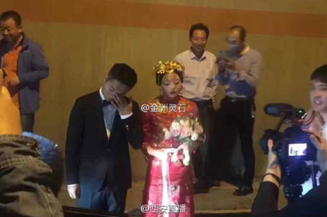 Sợ lỡ giờ tốt, cặp đôi làm đám cưới ngay trong … đường hầm - Ảnh 2 So lo gio tot, cap doi lam dam cuoi ngay trong … duong ham - Anh 2