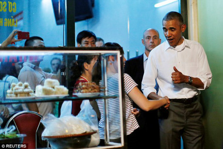 Đầu bếp Mỹ hé lộ lý do đưa ông Obama đi ăn bún chả - Ảnh 2 Dau bep My he lo ly do dua ong Obama di an bun cha - Anh 2