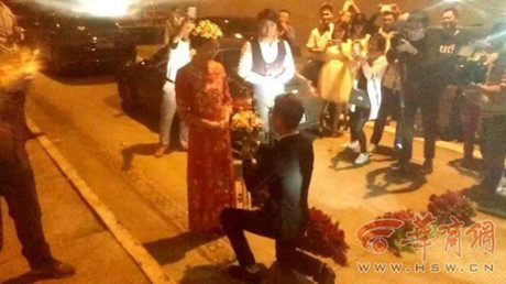 Sợ lỡ giờ tốt, cặp đôi làm đám cưới ngay trong … đường hầm - Ảnh 3 So lo gio tot, cap doi lam dam cuoi ngay trong … duong ham - Anh 3
