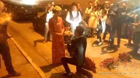 So lo gio tot, cap doi lam dam cuoi ngay trong … duong ham - Anh 3