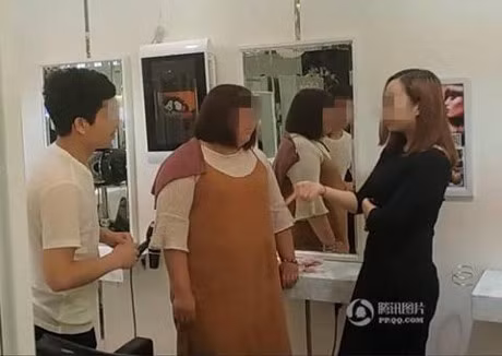 Khong duoc doi cho, khach nu nem ca xap tien doi mua cua hang - Anh 1