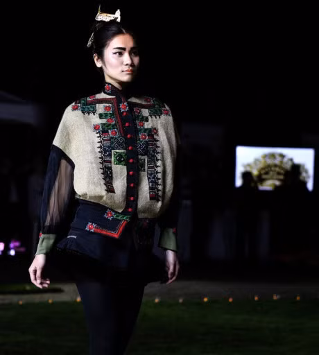 Hoa hau Ngoc Han sanh buoc cung nguoi mau Phap tai Paris - Anh 7