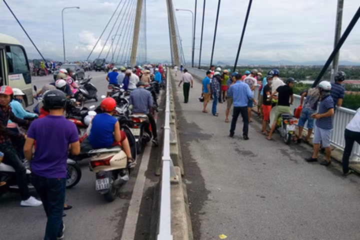 Người đàn ông đi xe máy lên cầu, nhảy sông tự vẫn