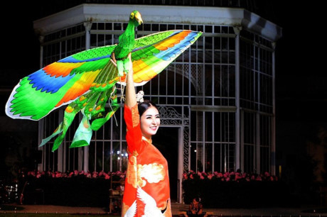 Hoa hậu Ngọc Hân sánh bước cùng người mẫu Pháp tại Paris - Ảnh 1 Hoa hau Ngoc Han sanh buoc cung nguoi mau Phap tai Paris - Anh 1