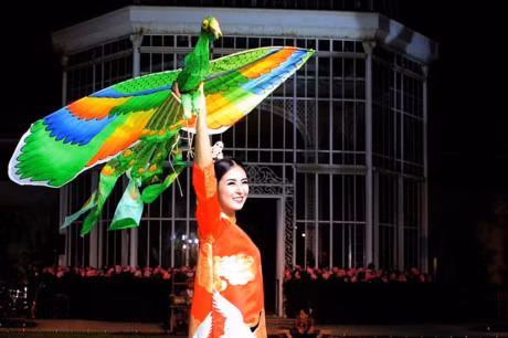 Hoa hau Ngoc Han sanh buoc cung nguoi mau Phap tai Paris - Anh 1