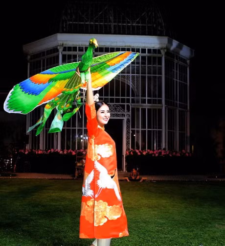 Hoa hau Ngoc Han sanh buoc cung nguoi mau Phap tai Paris - Anh 2