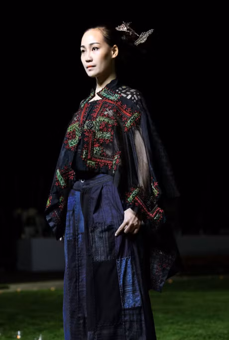 Hoa hau Ngoc Han sanh buoc cung nguoi mau Phap tai Paris - Anh 11