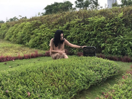 Thanh Lam hát bên mộ cha và viếng cố nhạc sĩ Trần Lập - Ảnh 3 Thanh Lam hat ben mo cha va vieng co nhac si Tran Lap - Anh 3