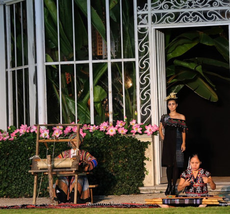 Hoa hậu Ngọc Hân sánh bước cùng người mẫu Pháp tại Paris - Ảnh 4 Hoa hau Ngoc Han sanh buoc cung nguoi mau Phap tai Paris - Anh 4