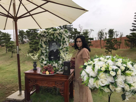Thanh Lam hát bên mộ cha và viếng cố nhạc sĩ Trần Lập - Ảnh 2 Thanh Lam hat ben mo cha va vieng co nhac si Tran Lap - Anh 2