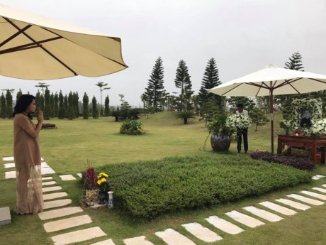 Thanh Lam hát bên mộ cha và viếng cố nhạc sĩ Trần Lập - Ảnh 1 Thanh Lam hat ben mo cha va vieng co nhac si Tran Lap - Anh 1
