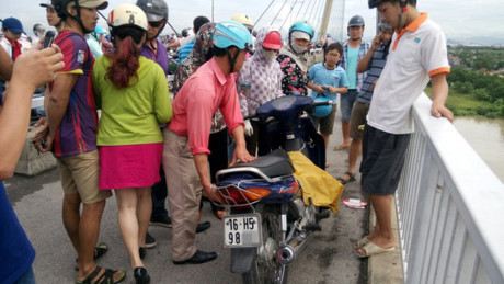 Người đàn ông đi xe máy lên cầu, nhảy sông tự vẫn - Ảnh 2 Nguoi dan ong di xe may len cau, nhay song tu van - Anh 2