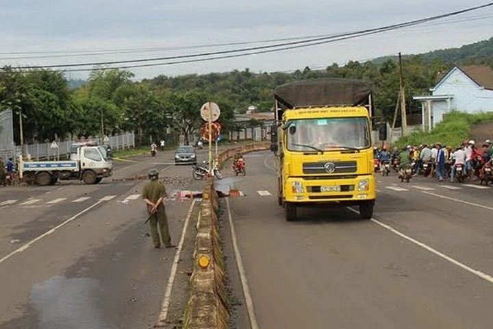 Hiện trường vụ tai nạn khiến phụ xe tải tử vong. Ảnh: Nguyên Bình