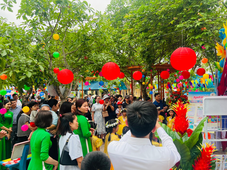 Buổi Lễ thu hút sự quan tâm của nhiều giáo viên, học sinh tại địa bàn xã Lâm Hợp. (Ảnh: H.A.)