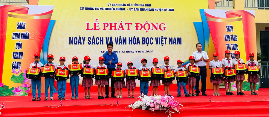Nhiều phần quà được trao đến các em học sinh có hoàn cảnh khó khăn tại buổi Lễ. (Ảnh: H.A.)