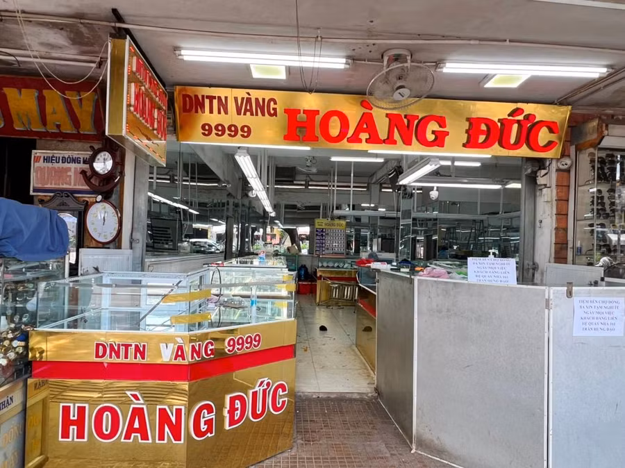 Tiệm vàng Hoàng Đức gần đó đến ngày 4/8 vẫn chưa hoạt động trở lại.
