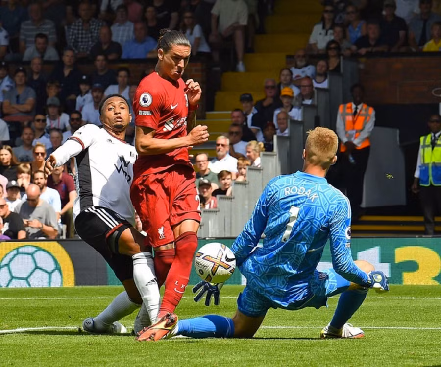 Tân binh Darwin ghi bàn cho Liverpool ngay trận đầu ra mắt bằng cú giật gót điệu nghệ. Tân binh Darwin ghi bàn cho Liverpool ngay trận đầu ra mắt bằng cú giật gót điệu nghệ.