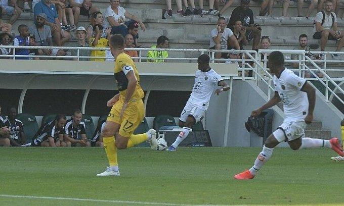 Pau FC (áo vàng) hòa Dijon 0-0 ở vòng 2 Ligue 2. Pau FC (áo vàng) hòa Dijon 0-0 ở vòng 2 Ligue 2.