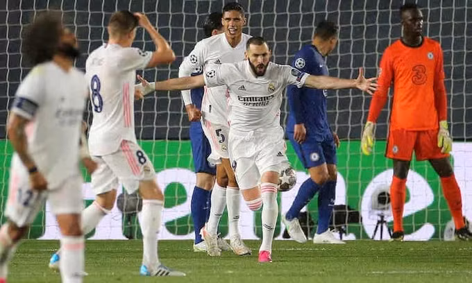Benzema ăn mừng bàn gỡ hoà 1-1 cho Real Madrid.