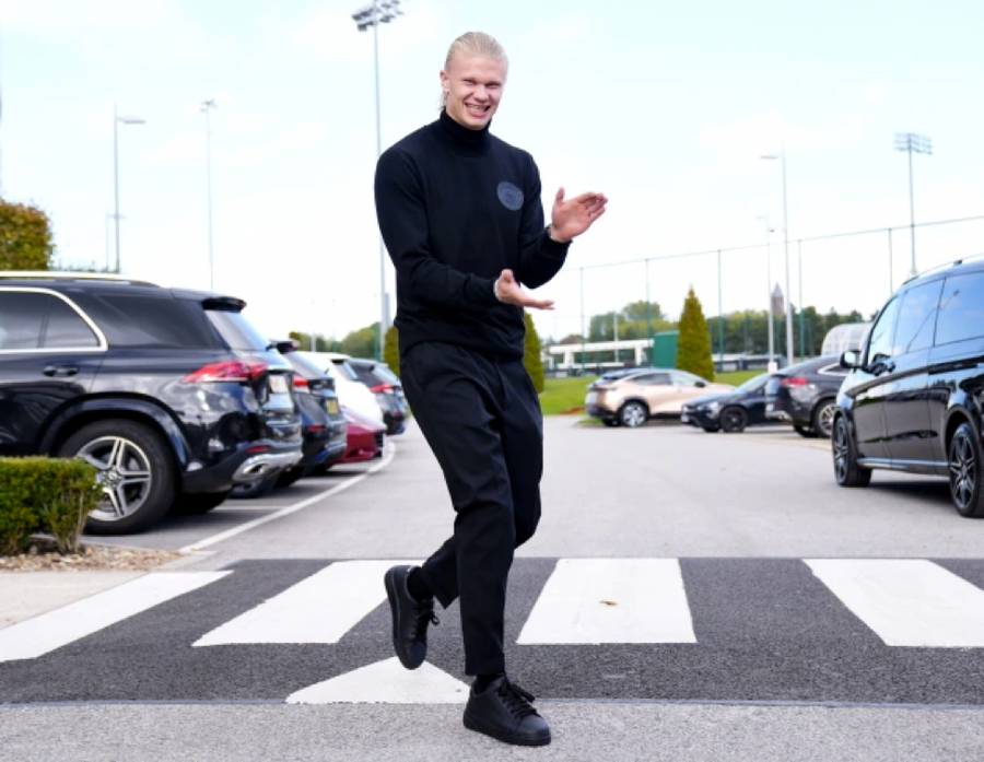 Haaland đang yêu thích cuộc sống tại Manchester. Haaland đang yêu thích cuộc sống tại Manchester.