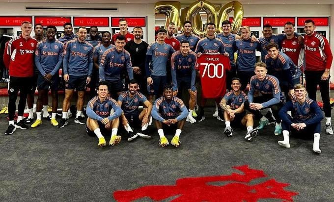 Tập thể Man Utd chúc mừng Ronaldo ghi 700 bàn cấp Câu lạc bộ.