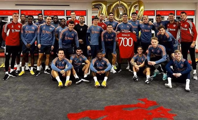 Tập thể Man Utd chúc mừng Ronaldo ghi 700 bàn cấp Câu lạc bộ.
