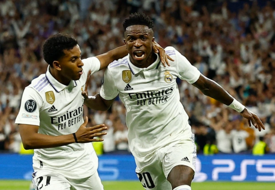 Vinicius Jr đưa Real Madrid vượt lên dẫn trước bằng cú sút sấm sét từ ngoài vòng cấm. Vinicius Jr đưa Real Madrid vượt lên dẫn trước bằng cú sút sấm sét từ ngoài vòng cấm.