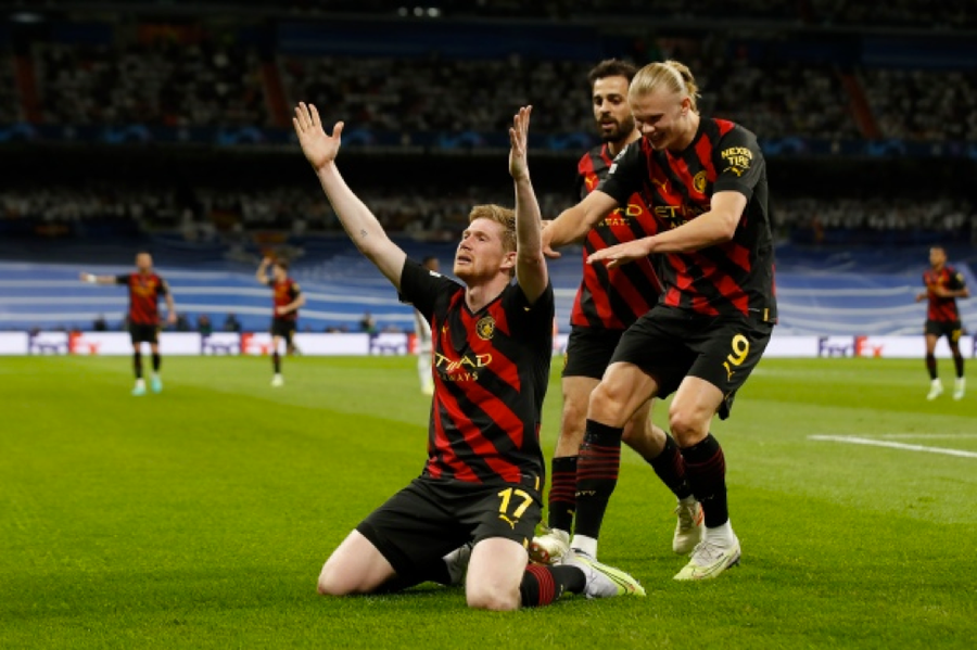 Kevin De Bruyne gỡ hòa cho Man City bằng một pha lập công đẹp mắt. Kevin De Bruyne gỡ hòa cho Man City bằng một pha lập công đẹp mắt.