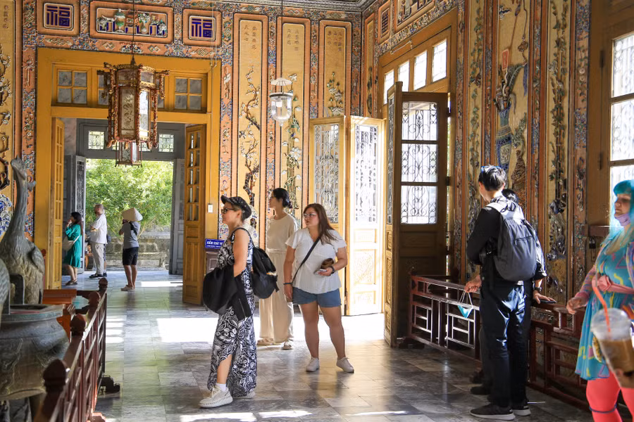 Ba gian trong cung đều được trang trí phù điêu ghép bằng hàng nghìn miếng sành, sứ, thủy tinh tạo nên các hoa văn long - vân, họa tiết trang trí hết sức tinh xảo.