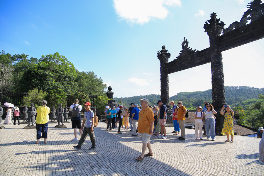 Rất đông du khách trong nước và quốc tế tham quan lăng Khải Định.