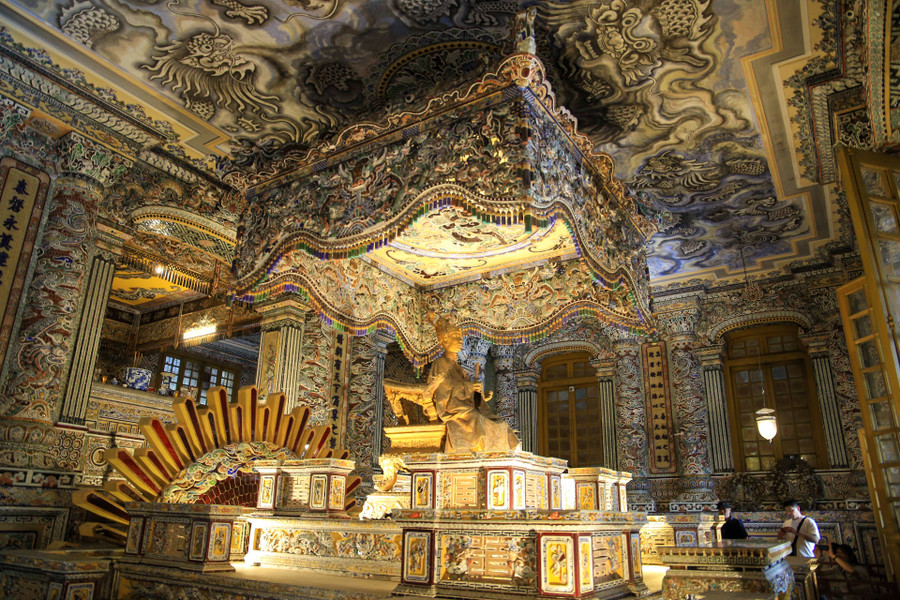 Bửu tán (tán che) và tượng đồng vua Khải Định. Bên dưới tượng đồng là phần mộ nhà vua.