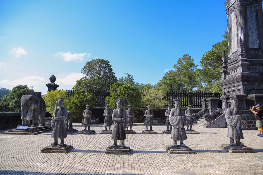 Nhiều tượng đá binh lính, chiến mã, cận thần tạc đúng tỉ lệ 1:1 như người thật.