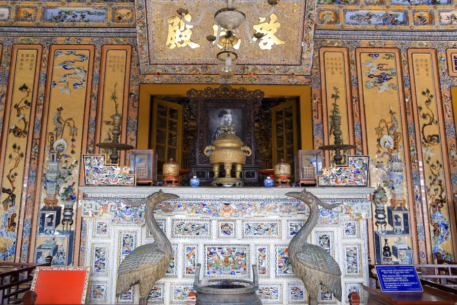 Án thờ và chân dung vua Khải Định.