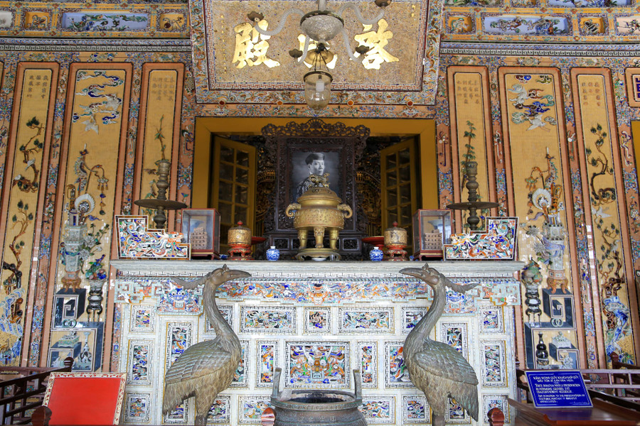 Án thờ và chân dung vua Khải Định.