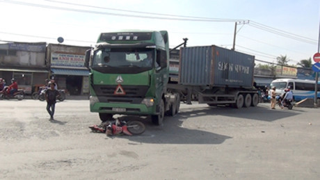 Tiếng la hét cầu cứu của người phụ nữ bị container cuốn vào gầm - Ảnh 1 Tieng la het cau cuu cua nguoi phu nu bi container cuon vao gam - Anh 1