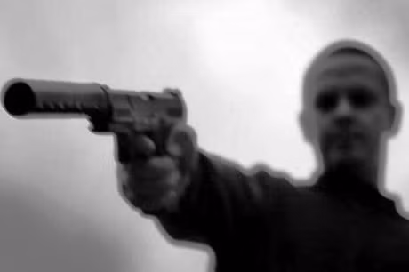 Nam Dinh: Bat hai thanh nien dung sung K59 ban vao o to - Anh 1