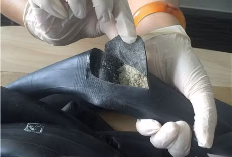 Phat hien 4,5kg tien chat ma tuy tong hop giau trong sam xe may - Anh 1