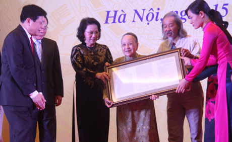 Gia đình cố nhạc sĩ Văn Cao hiến tặng bài Gia dinh co nhac si Van Cao hien tang bai