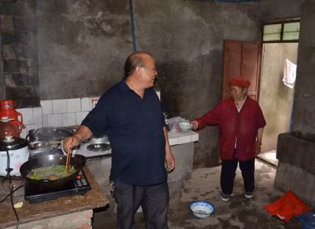 Xuc dong voi nguoi dan ong giau vo cham soc me de suot 9 nam - Anh 1