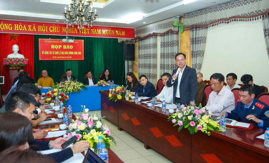 Ông Bùi Văn Triều - Chủ tịch UBND xã Hương Sơn thông tin tới báo chí về việc thành lập HTX cũng như công tác vận chuyển hành khách trên dòng Suối Yến, ngày 5/2. Ông Bùi Văn Triều - Chủ tịch UBND xã Hương Sơn thông tin tới báo chí về việc thành lập HTX cũng như công tác vận chuyển hành khách trên dòng Suối Yến, ngày 5/2.