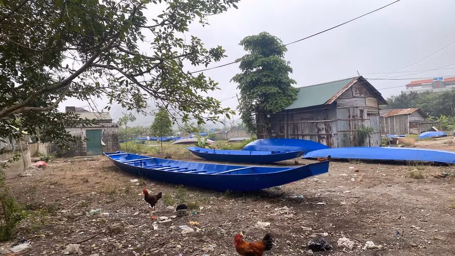 Nhiều phương tiện của xã viên thuộc HTX Suối Yến đang "mắc cạn" chờ được hoạt động