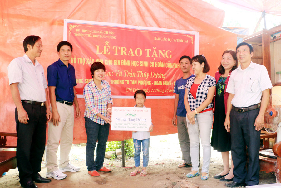 Đại diện Báo GD&TĐ cùng nhà trường và chính quyền xã Chi Đán trao quà cho em Vũ Trần Thùy Dương