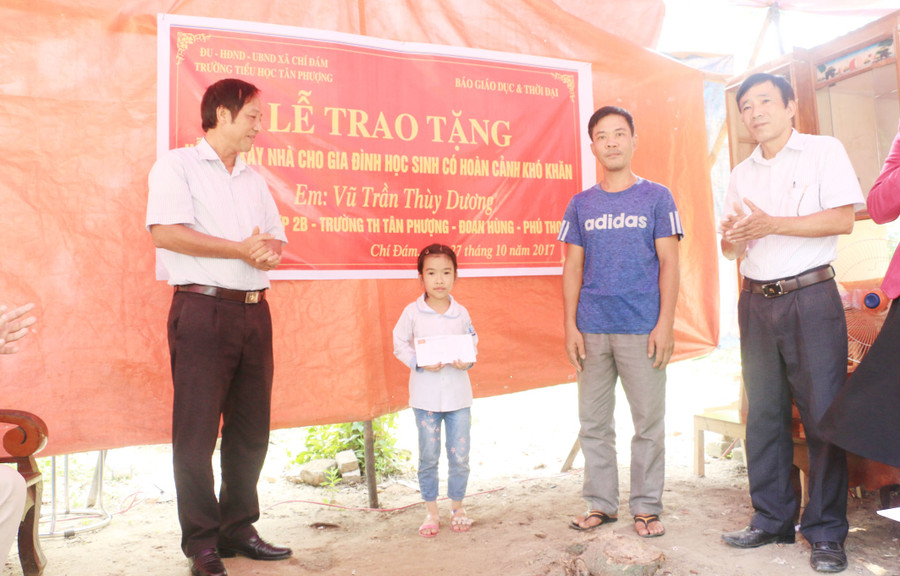 Hai bố con Thùy Dương xúc động khi nhận được sự quan tâm của Báo GD&TĐ