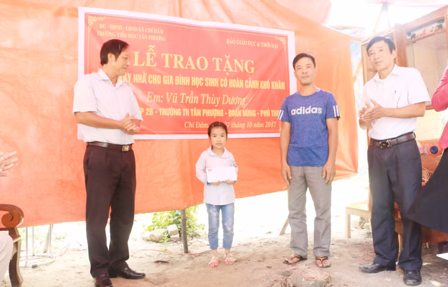 Hai bố con Thùy Dương xúc động khi nhận được sự quan tâm của Báo GD&TĐ