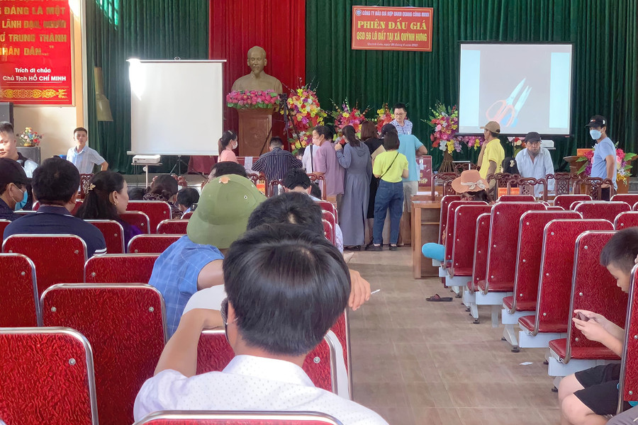 Phiên đấu giá ngày 20/6 tại hội trường UBND xã Quỳnh Hưng, huyện Quỳnh Lưu, Nghệ An. Phiên đấu giá ngày 20/6 tại hội trường UBND xã Quỳnh Hưng, huyện Quỳnh Lưu, Nghệ An.