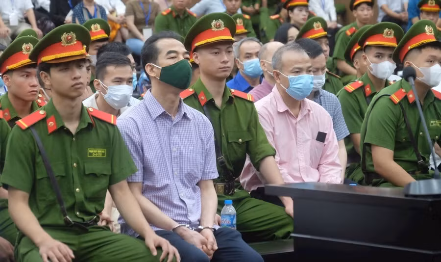 Một số bị cáo vụ 'chuyến bay giải cứu' tại tòa sáng 12/7.