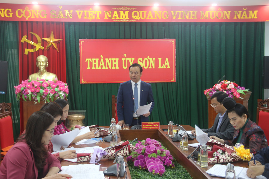 Ông Hà Trung Chiến, Bí thư Thành ủy thành phố Sơn La chủ trì cuộc họp về công tác tổ chức Lễ hội mùa hoa ban. Ông Hà Trung Chiến, Bí thư Thành ủy thành phố Sơn La chủ trì cuộc họp về công tác tổ chức Lễ hội mùa hoa ban.