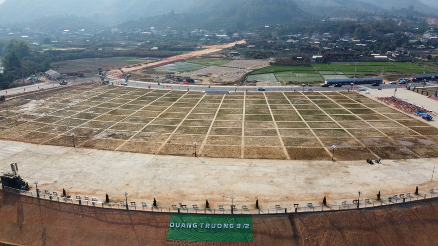 Quảng trường 3/2 và tuyến đường Hùng Vương của huyện Sông Mã mới được xây dựng. Quảng trường 3/2 và tuyến đường Hùng Vương của huyện Sông Mã mới được xây dựng.