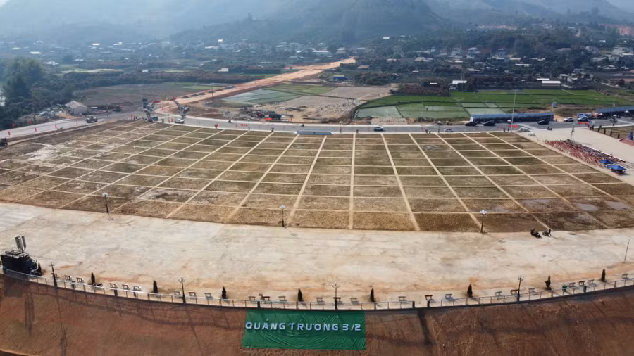 Quảng trường 3/2 và tuyến đường Hùng Vương của huyện Sông Mã mới được xây dựng.