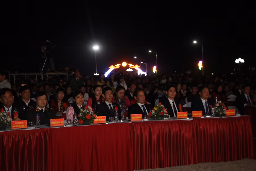 Các đại biểu dự lễ kỷ niệm thành lập huyện Sông Mã.